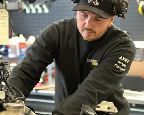 Man som arbetar i verkstad