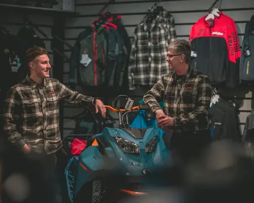 Två män i en butik